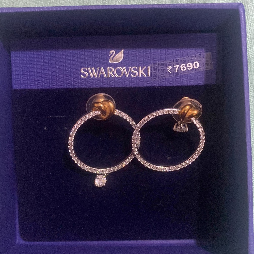 Beautiful crystal diamond lookalike earrings for a prom date - Picture 2 of 2